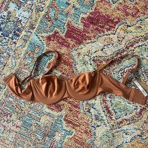 NWT SKIMS Smoothing intimates strapless bra. Color Bronze. Size 36C
